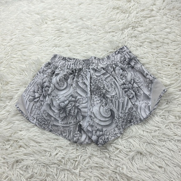 Lululemon Hotty Hot Short II *2.5" Mini Twine White Multi / White - Picture 5 of 5